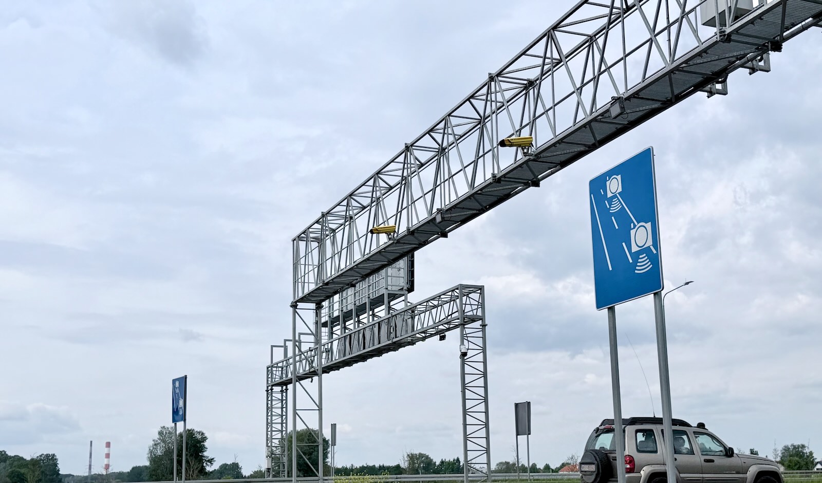 znak d-51 automatyczna kontrola prędkości i bramownica z kamerami