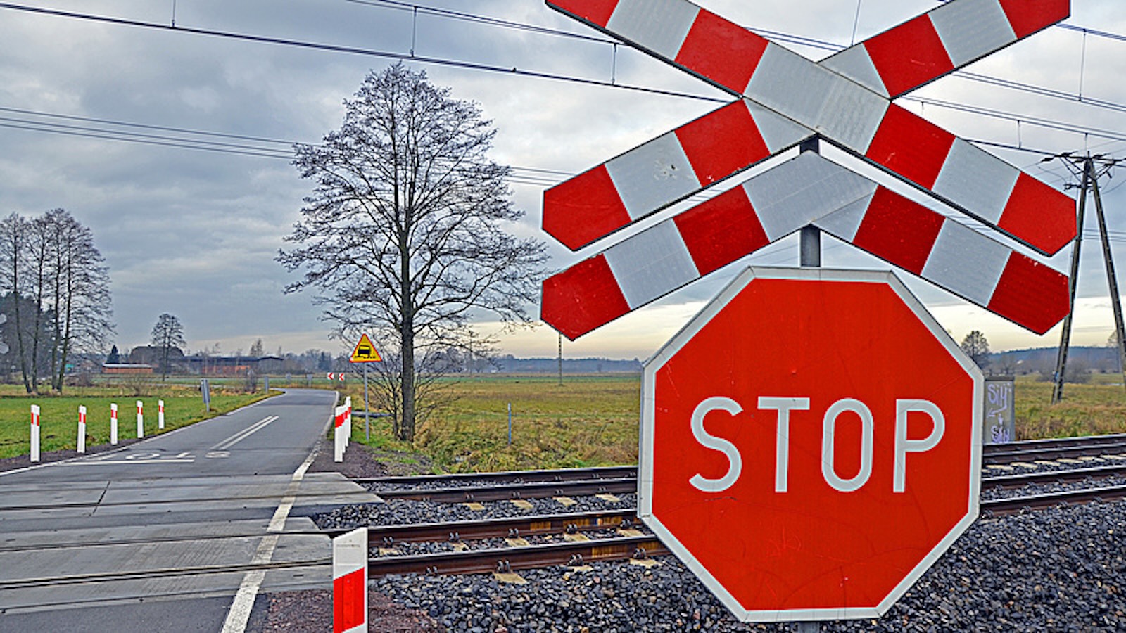 przejazd kolejowy znak G-4 i STOP