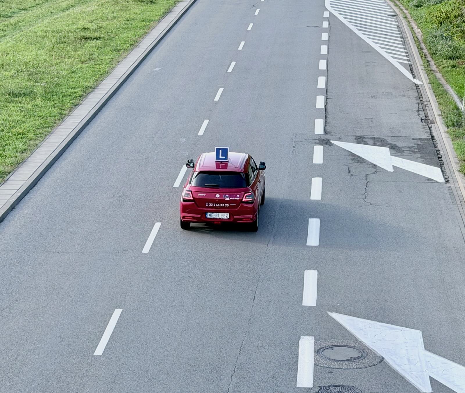 znaki poziome na drodze i auto nauki jazdy