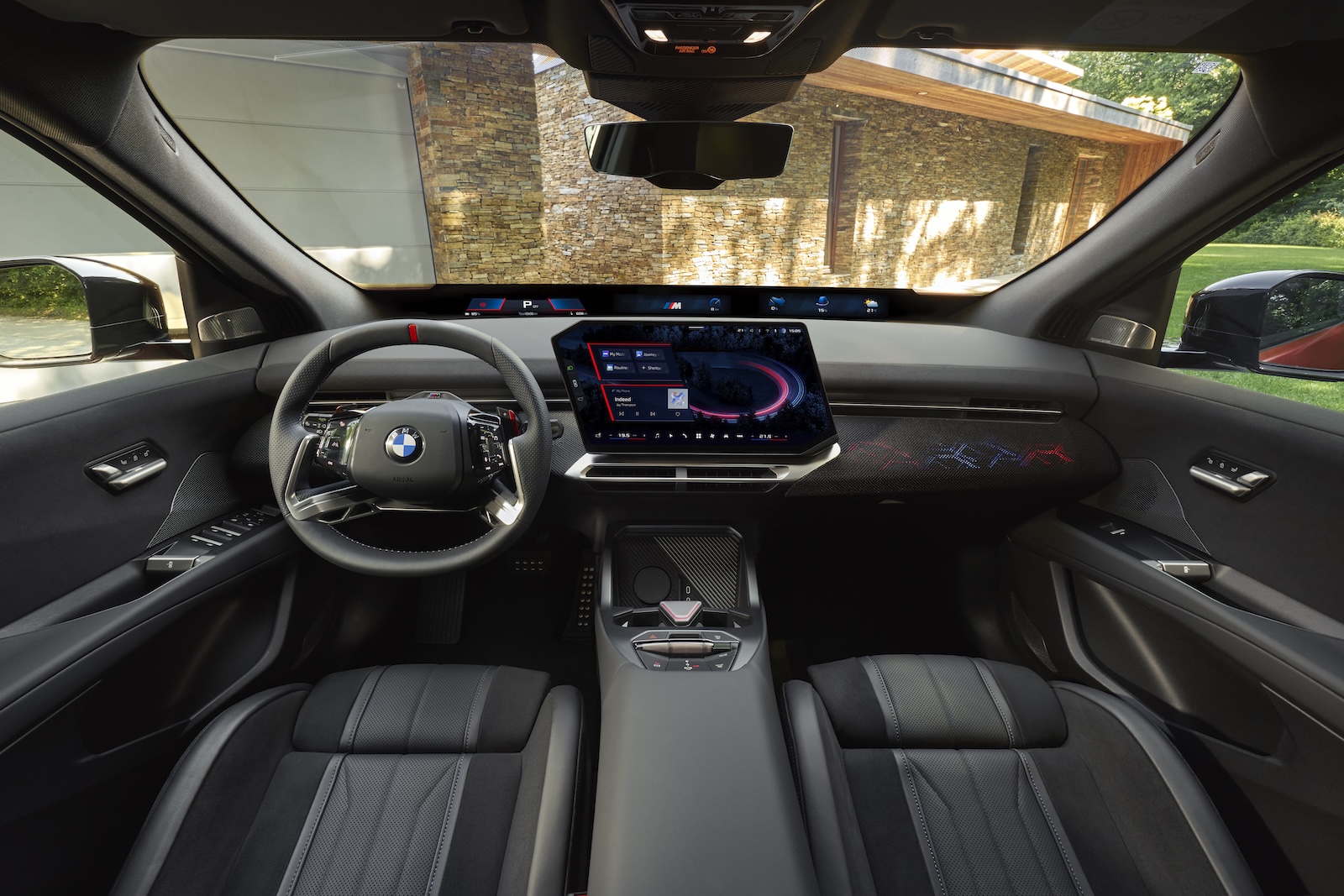 Wnętrze BMW iX4 z cyfrowym zestawem wskaźników i centralnym ekranem informacyjno-rozrywkowym.