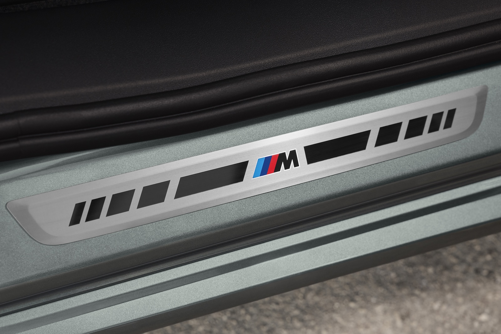 Listwa progowa BMW M w samochodzie iX4.
