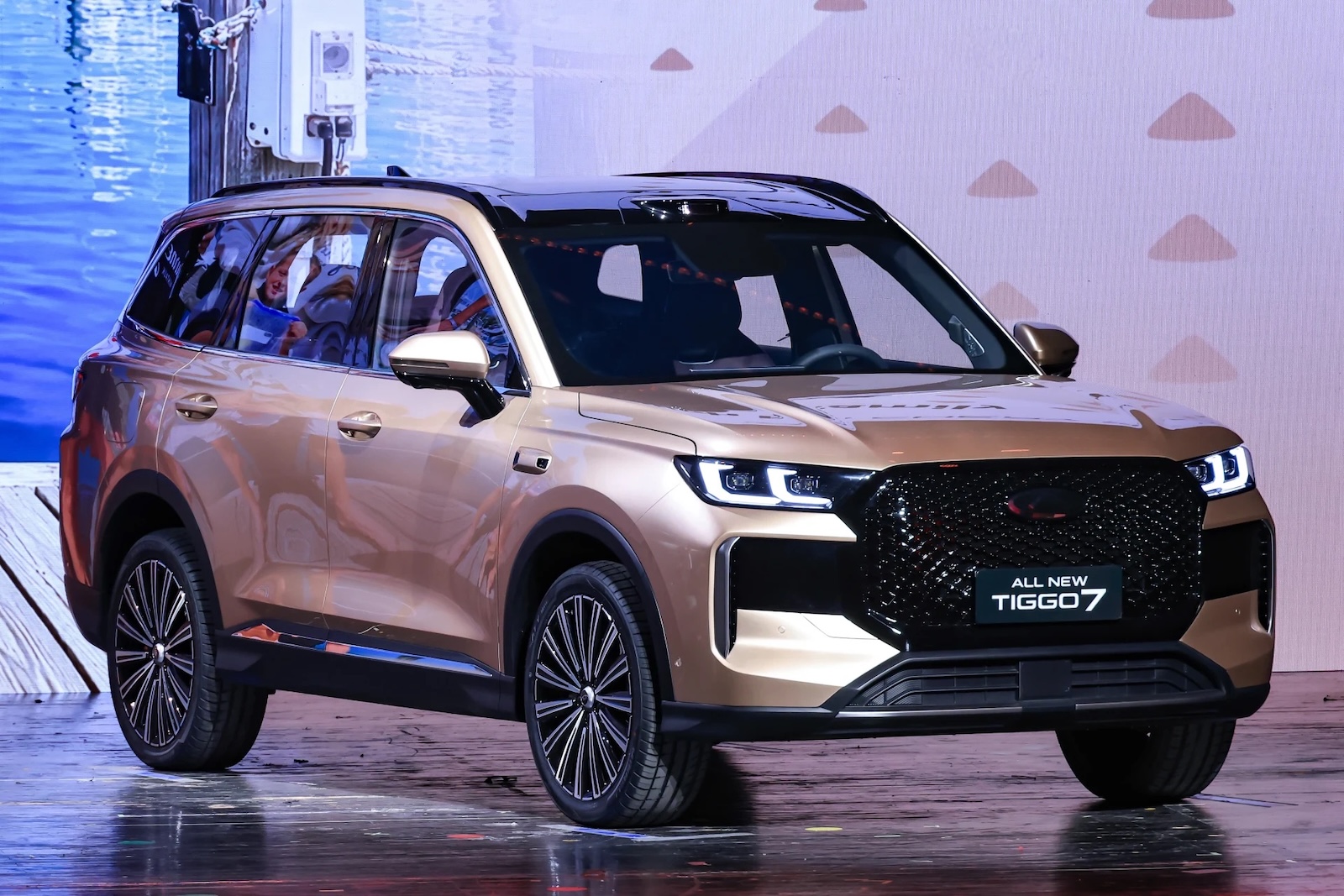 Elegancki SUV Tiggo 7 na wystawie.