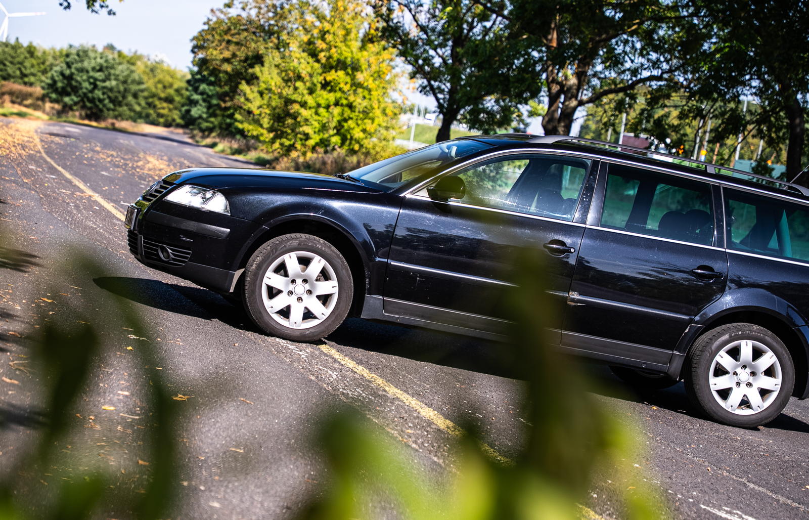 Używany kombi VW Passat B5 zaparkowany na asfalcie.