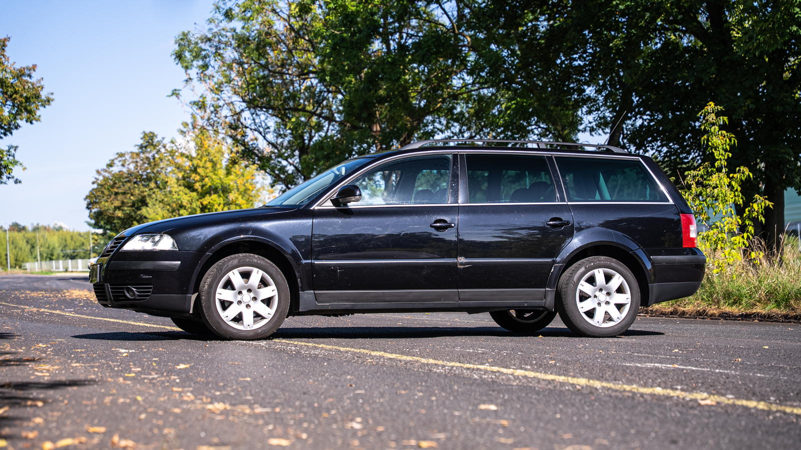 Używany VW Passat B5 kombi zaparkowany na asfaltowym parkingu.