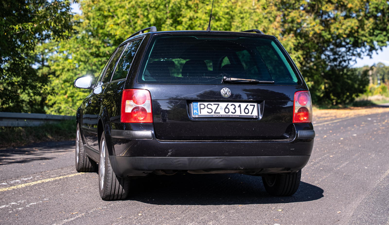 Używane czarne kombi VW Passat B5 zaparkowane na asfalcie.