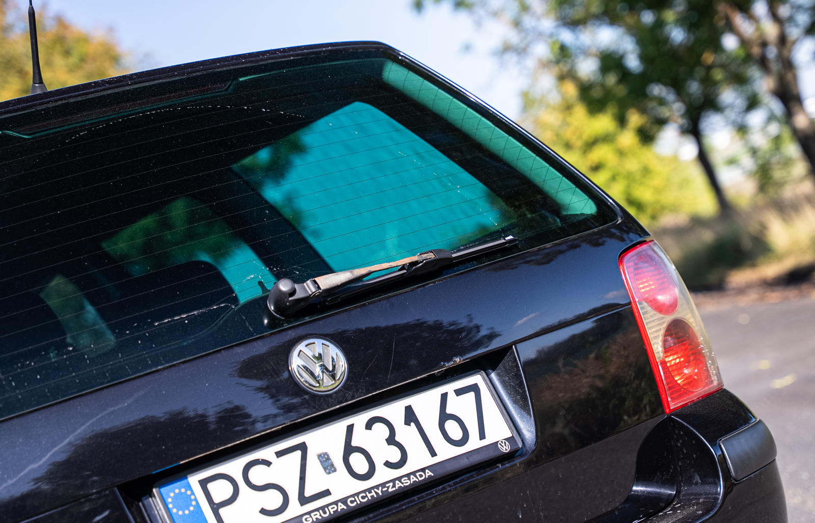 Ciemny VW Passat B5 o numerze rejestracyjnym PSZ 63167.