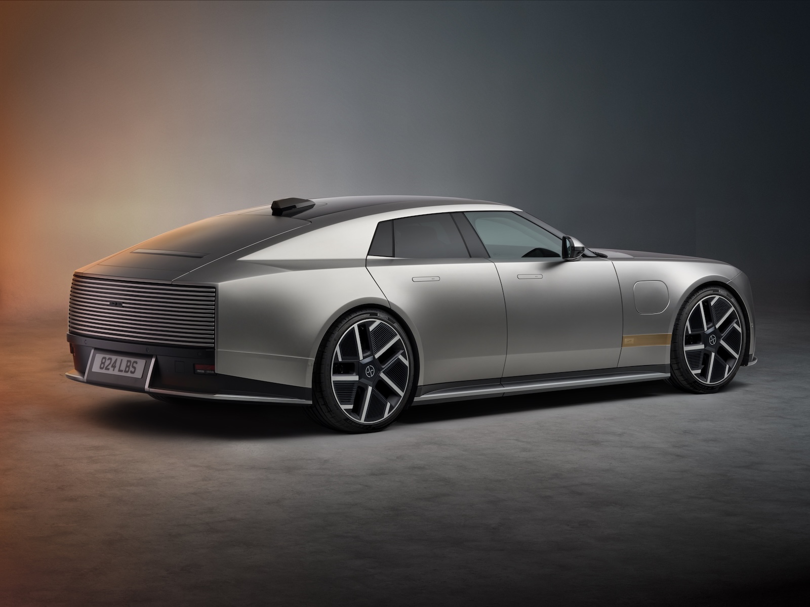 Czterodrzwiowy samochód koncepcyjny Silver Type 01 o nadwoziu typu fastback widziany z tylnego narożnika.