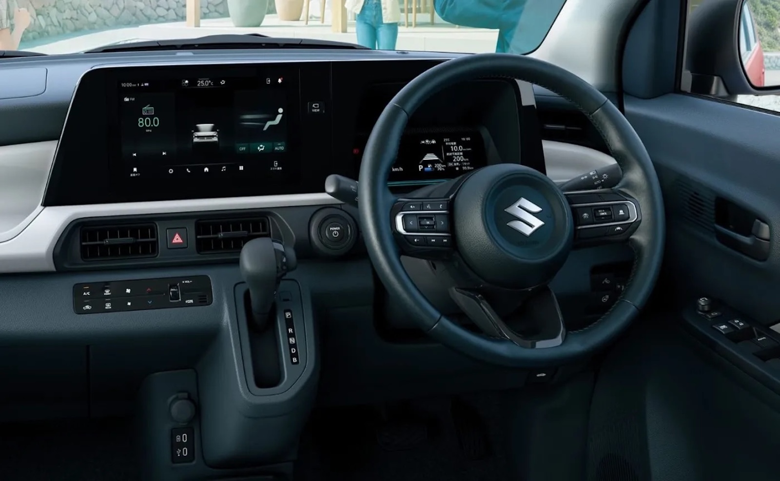 Wnętrze Suzuki E-Sky z deską rozdzielczą, kierownicą i cyfrowym wyświetlaczem.