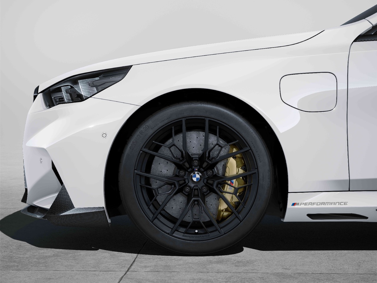 Czarna felga Lewy z przedniej osi, żółty zacisk hamulcowy oraz emblemat M Performance BMW.