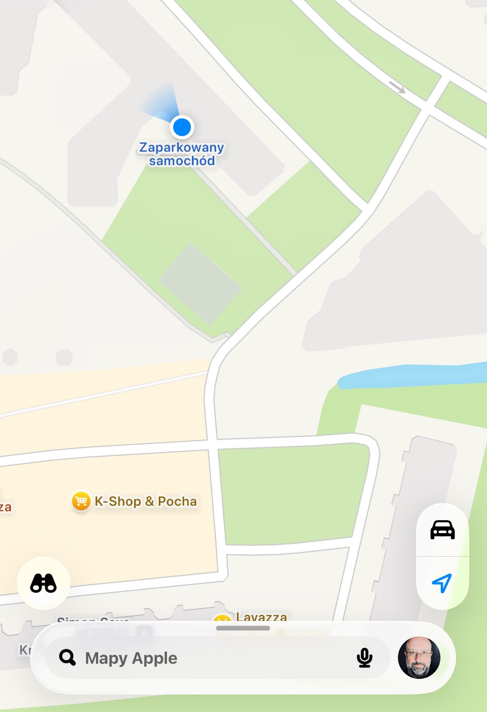 Mapa z pinezką przedstawiająca zaparkowany samochód, budynki, rzekę oraz ceny paliw w Apple Maps.