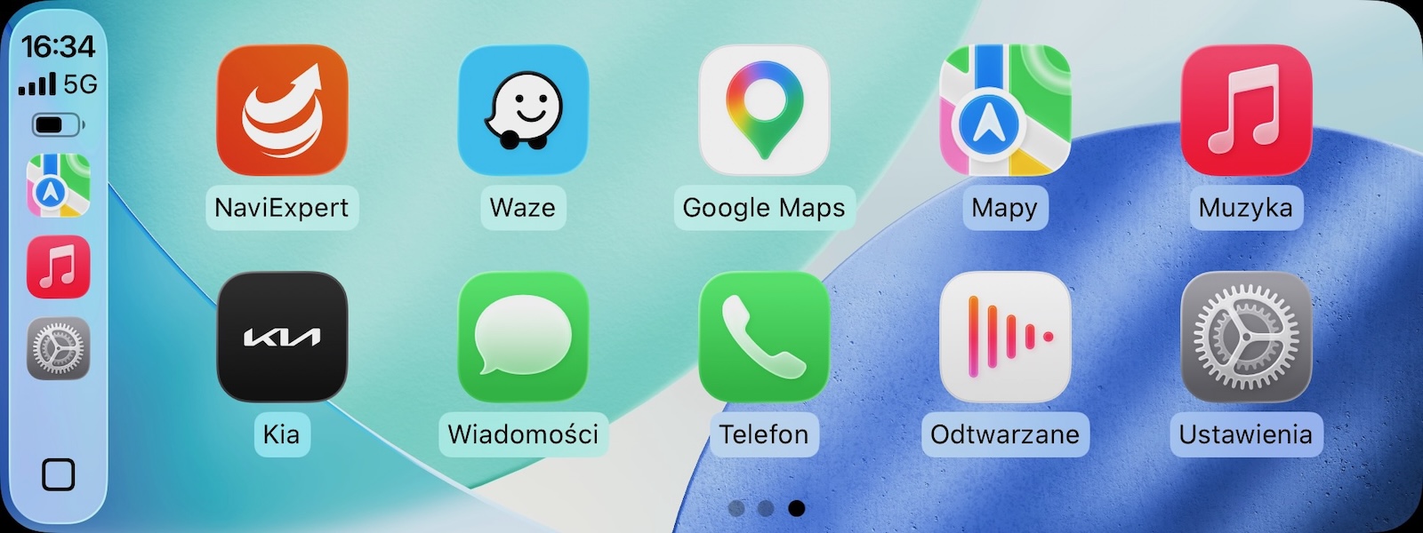 Wyświetlacz samochodowy z ikonami aplikacji NaviExpert, Waze, Google Maps, sygnałem 5G