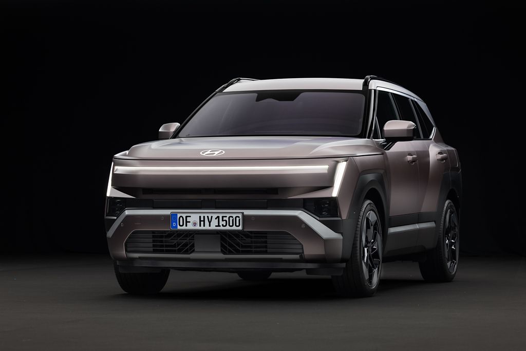 Matowo-szary SUV marki Hyundai na czarnym tle, ostre linie, europejska tablica rejestracyjna.