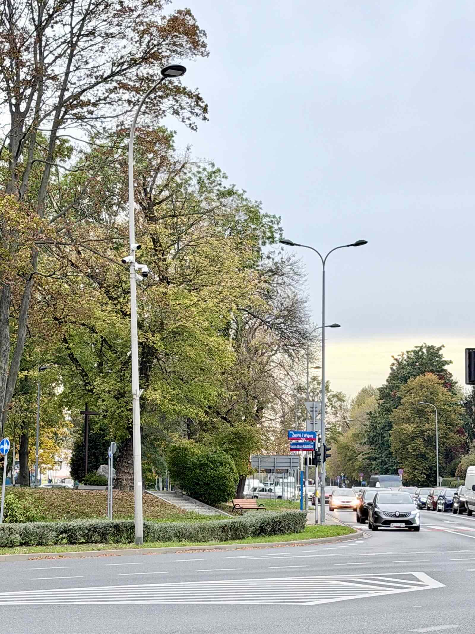 ulica skrzyżowanie masz z kamerami nad drogą