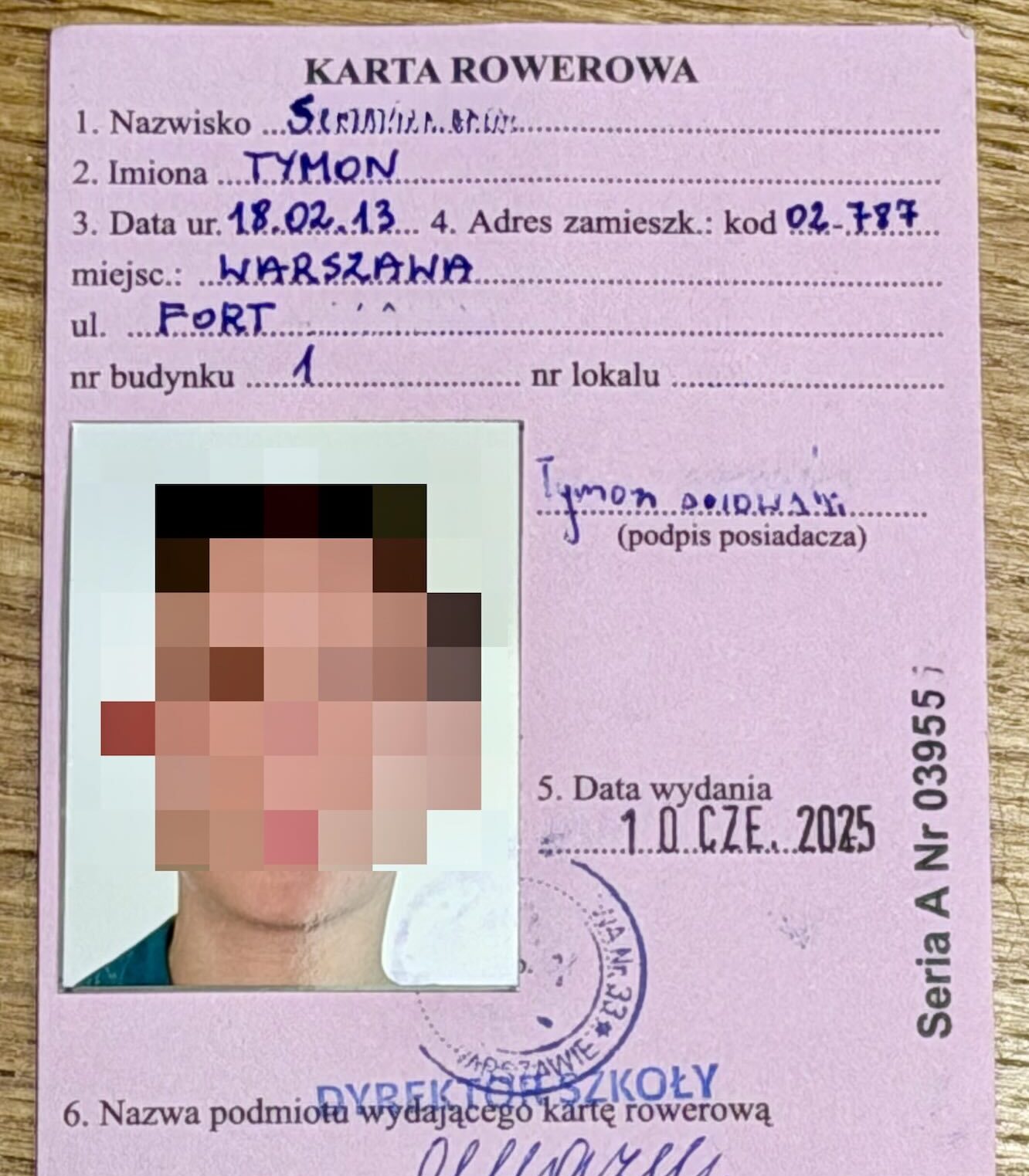Polska karta rowerowa zawierająca dane osobowe, zamazane zdjęcie portretowe i podpis.