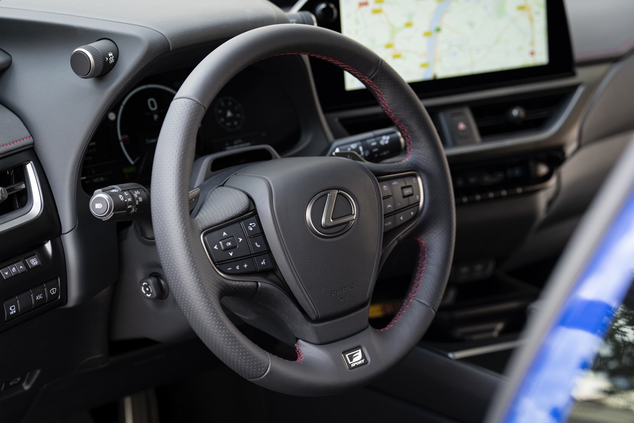 Kierownica Lexus F Sport z czerwonymi przeszyciami we wnętrzu samochodu.