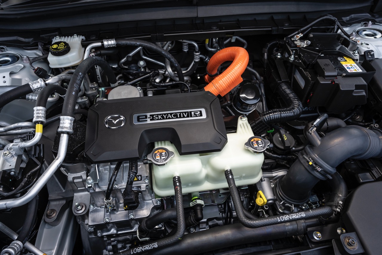 Silnik Mazda e-Skyactiv R, pomarańczowy przewód wysokiego napięcia, zbiorniki płynów, podzespoły.