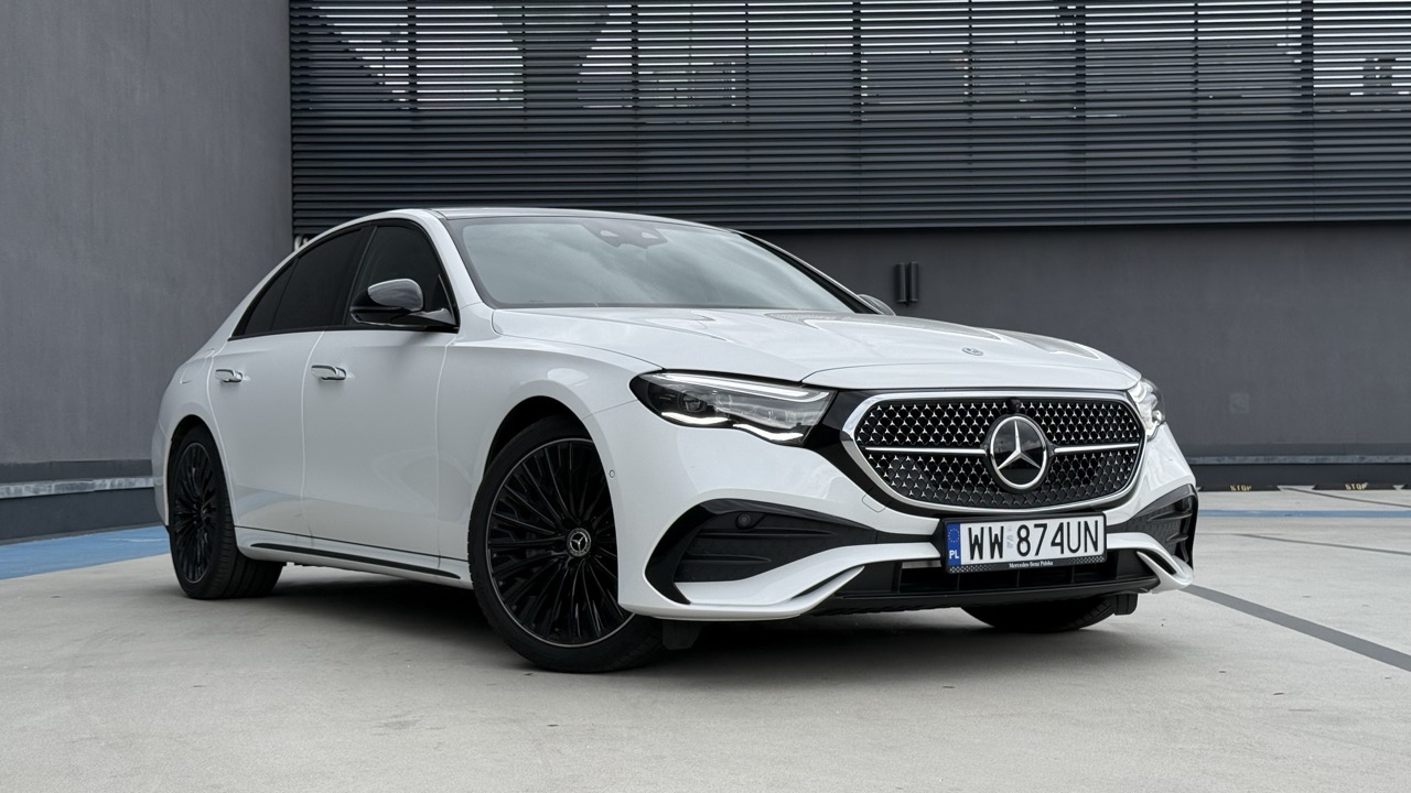 Biały sedan marki Mercedes-Benz z czarnymi felgami i tablicą rejestracyjną WW 874UN.