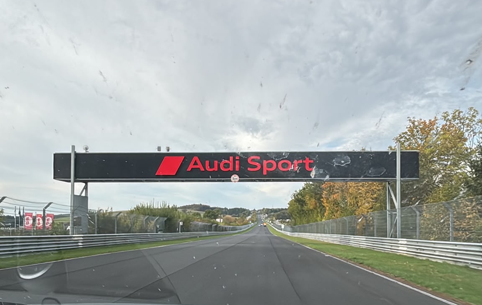 Większość samochodów Audi Sport na torze wyścigowym Nürburgring.