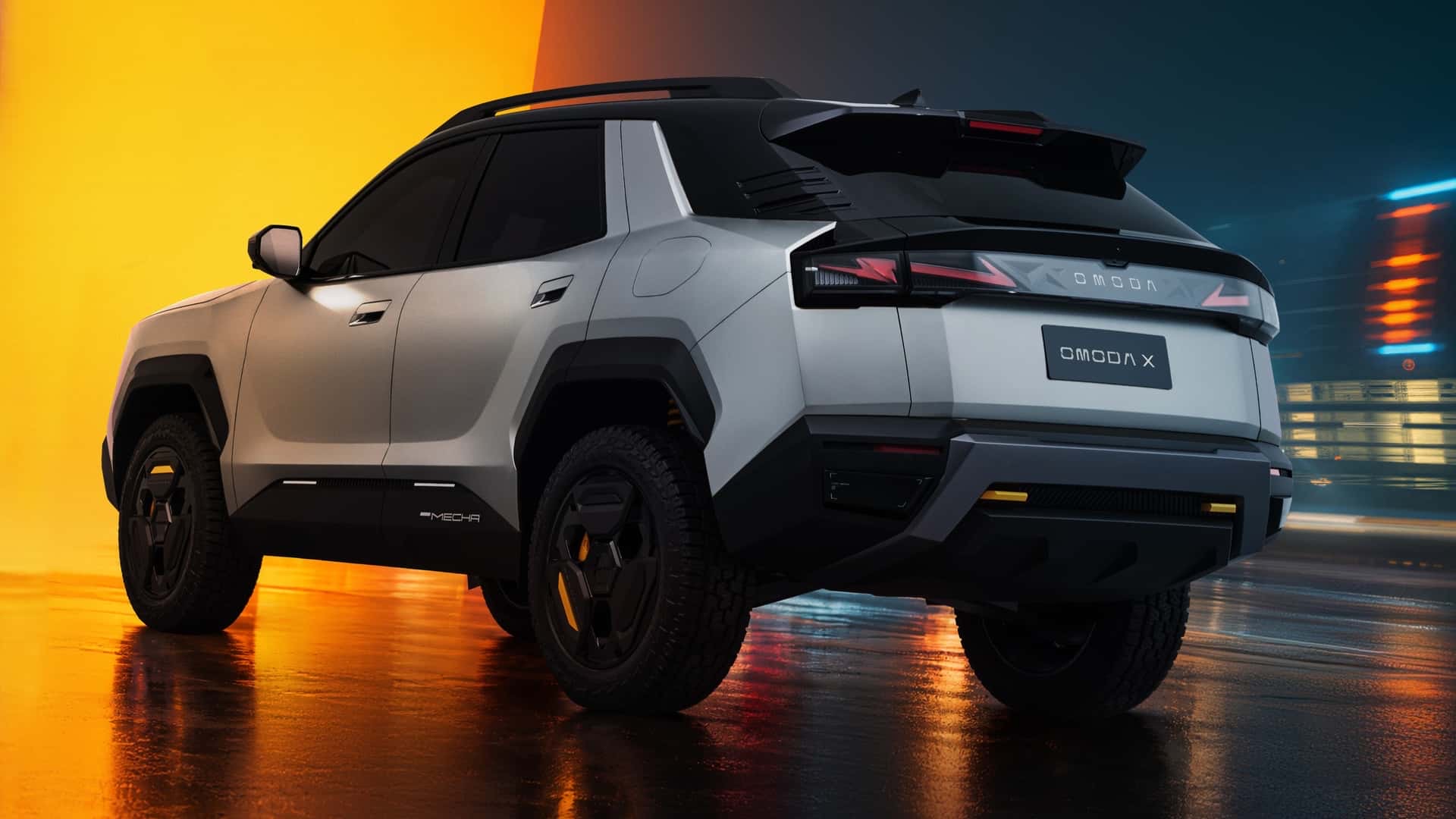 Srebrny SUV OMODA X zaparkowany na żółto-niebieskim tle.