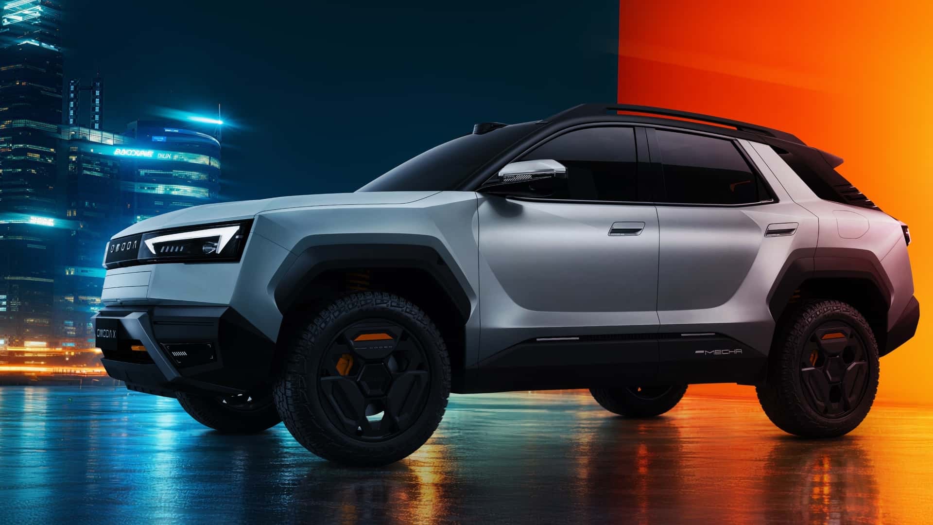 Srebrny SUV Omoda C-Mecha zaparkowany w nocnym mieście w pomarańczowym świetle.