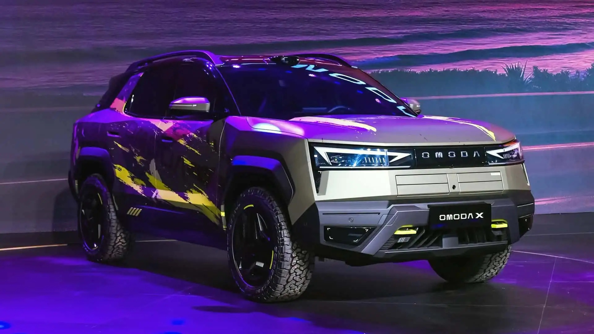 Omoda X SUV z żółtymi akcentami graficznymi na karoserii.