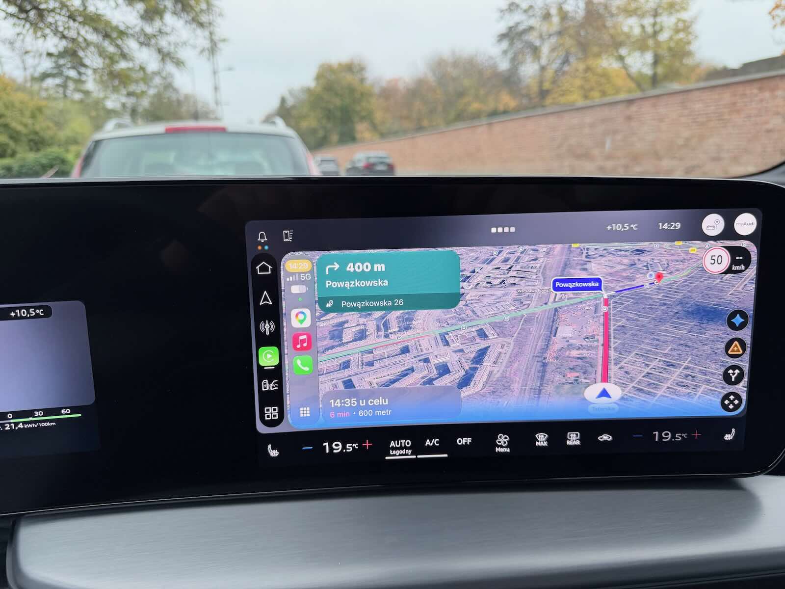 Ekran nawigacji samochodowej z trasą prowadzącą na ulicę Powązkowską w Warszawie, parking przy cmentarzu.