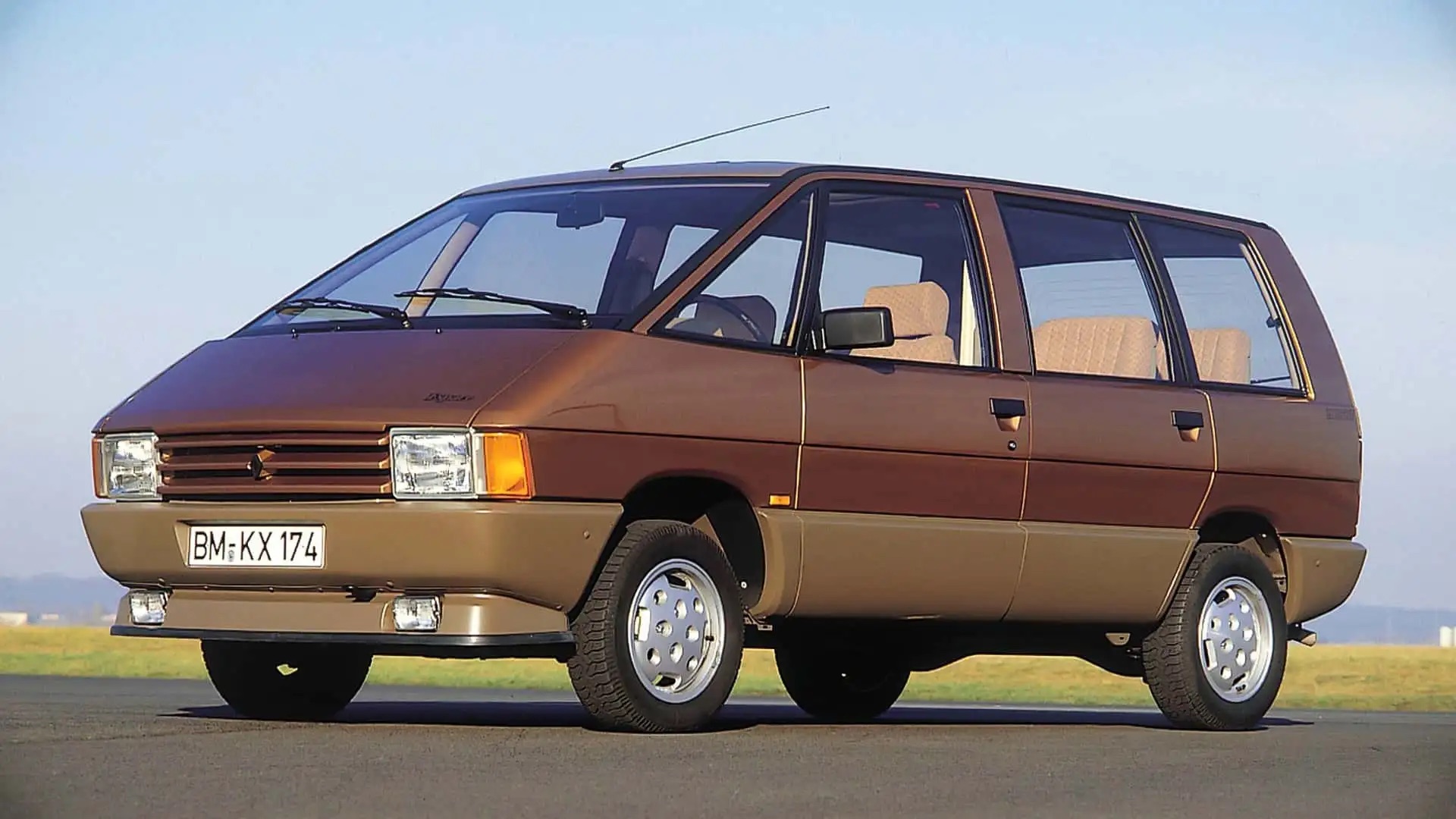 Brązowe Renault Espace z niemiecką tablicą rejestracyjną.